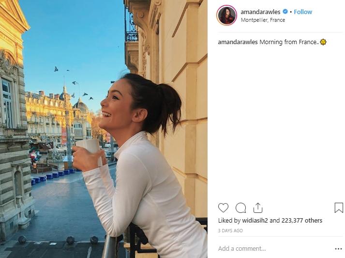 Gaya liburan Amanda Rawles. (Instagram/@amandarawles)