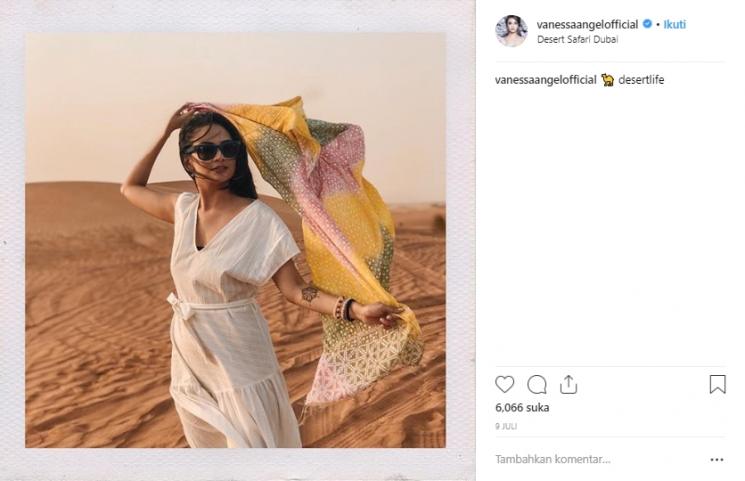 Gaya liburan Vanessa Angel. (Instagram/@vanessaangelofficial)