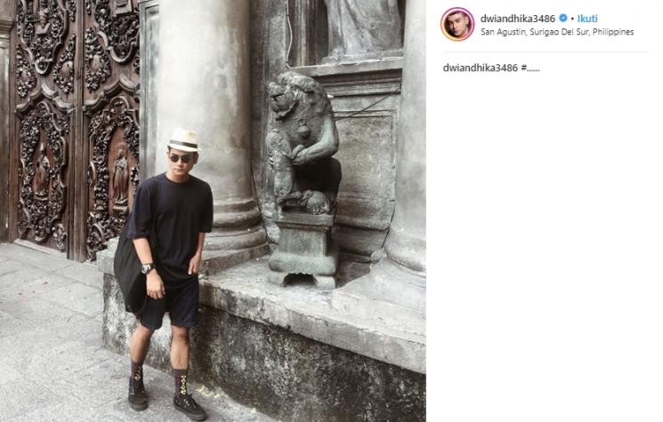 Gaya liburan Dwi Andhika. (Instagram/@dwiandhika3486)