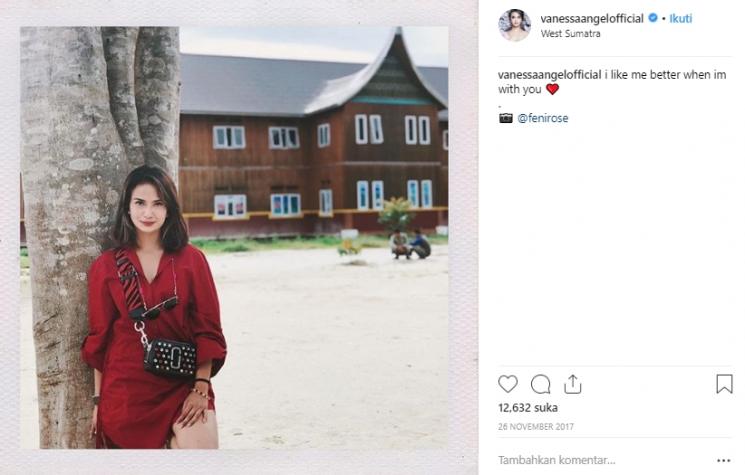 Gaya liburan Vanessa Angel. (Instagram/@vanessaangelofficial)