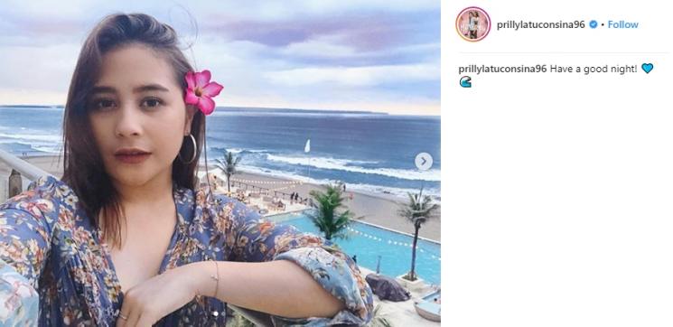 Gaya liburan Prilly Latuconsina di Bali. (Instagram/@prillylatuconsina96)