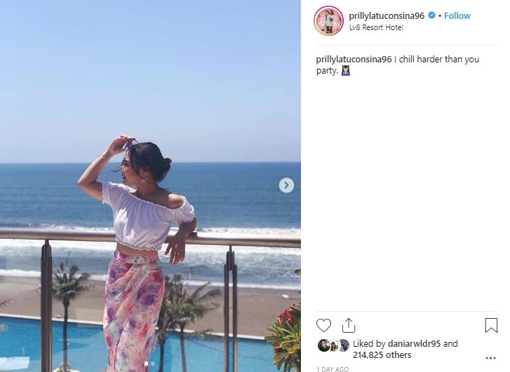 Gaya liburan Prilly Latuconsina di Bali. (Instagram/@prillylatuconsina96)