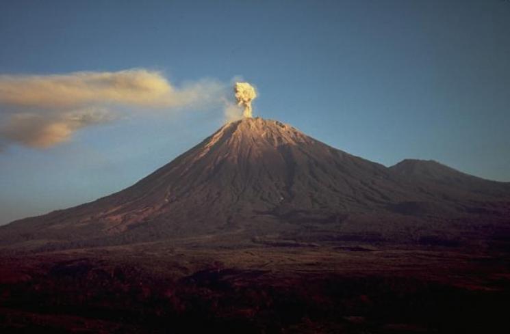 Gunung Semeru. (Wikimedia Commons)