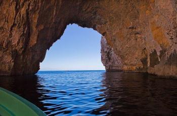 Perairan Biru Sebening Kristal, Menyimak Megahnya Gua Blue Grotto