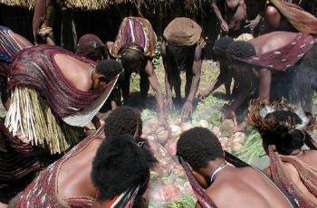 Uniknya Upacara Adat Bakar Batu di Papua, Begini Prosesnya!