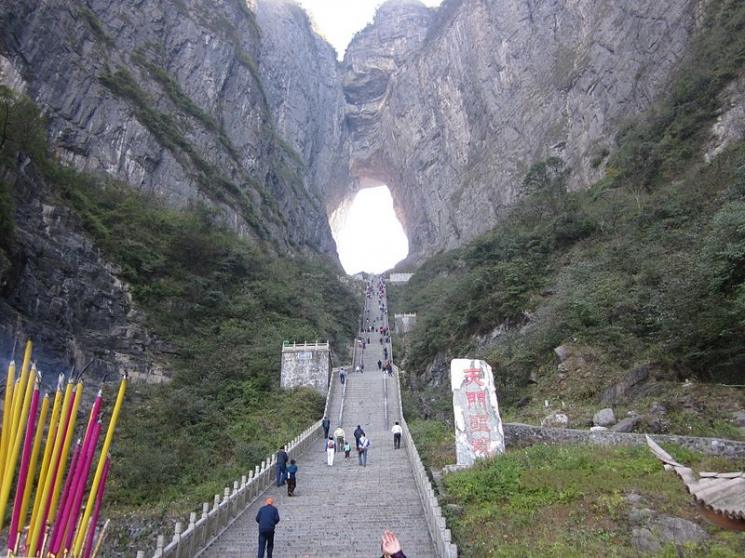 Gerbang surga di Gunung Tianmen. (Wikimedia Commons)