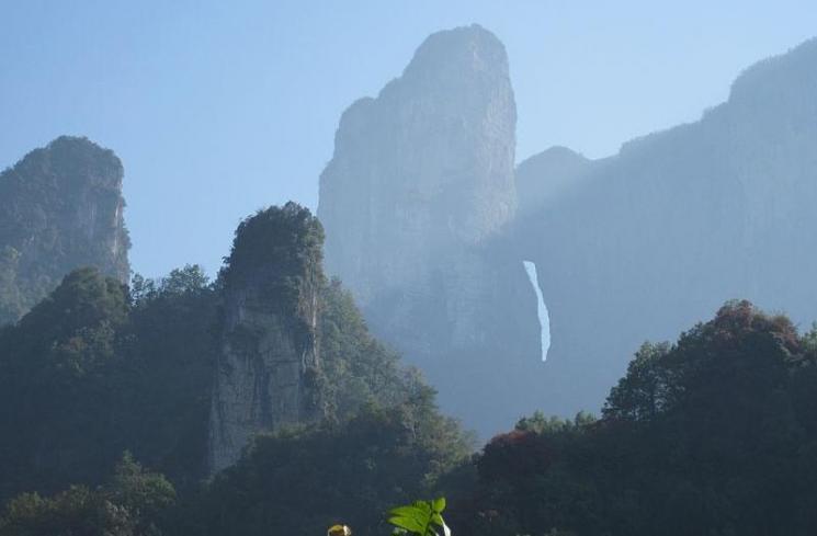 Gerbang surga di Gunung Tianmen. (Wikimedia Commons)