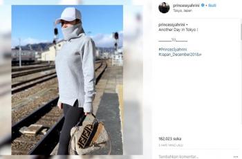 Gaya liburan Syahrini di Jepang. (Instagram/@princessyahrini)