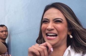 Pose di Atas 'Tumpukan Uang', Vanessa Angel: Cash Aja Nggak Usah Transfer