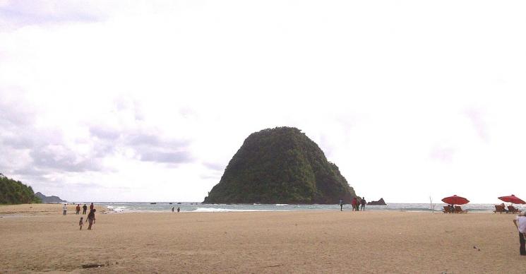 Pantai Pulau Merah, Banyuwangi (Wikimedia Commons)