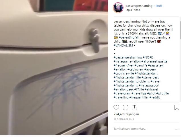 Vandalisme di pesawat. (Instagram/@passengershamming) 