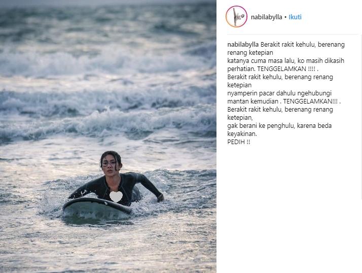 Nabila Putri surfing di pantai. (Instagram/@nabilabylla)