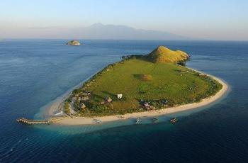 Tak Berpenghuni, Pulau Kenawa Tawarkan Pesona Khas Savana
