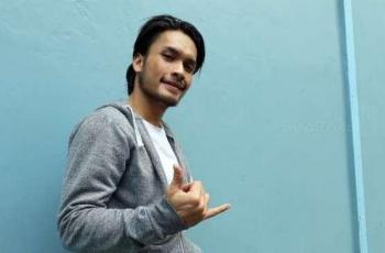 Bikin Cewek Gagal Fokus, Begini 5 Gaya Liburan Randy Pangalila