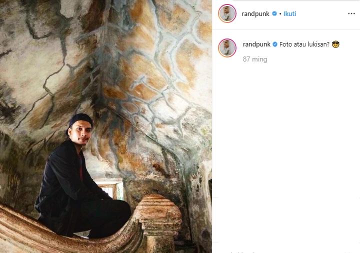 Gaya liburan Randy Pangalila. (Instagram/@Randpunk)
