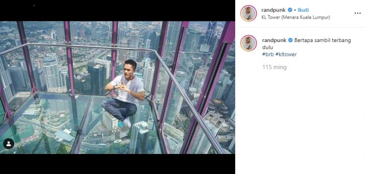 Gaya liburan Randy Pangalila. (Instagram/@Randpunk)