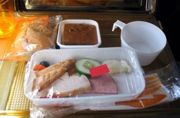 Inikah Bahaya Minum Teh dan Kopi yang Disediakan di Pesawat?