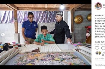 Sandiaga Uno mengunjungi pusat pembuatan Wayang Beber di Wonogiri. (Instagram/@sandiuno)
