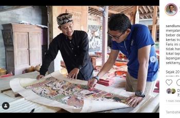 Sandiaga Uno mengunjungi pusat pembuatan Wayang Beber di Wonogiri. (Instagram/@sandiuno)