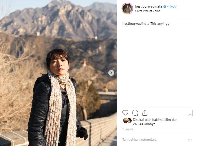 Gaya liburan Hesti Purwadinata. (Instagram/@hestipurwadinata)