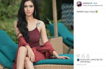 Gaya liburan Della Perez, adik Julia Perez. (Instagram/@dellaled)