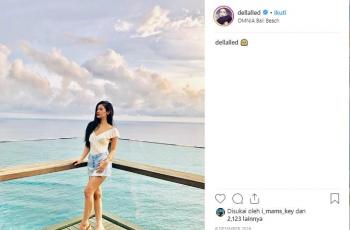 Gaya liburan Della Perez, adik Julia Perez. (Instagram/@dellaled)