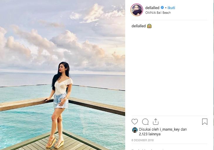 Gaya liburan Della Perez, adik Julia Perez. (Instagram/@dellaled)