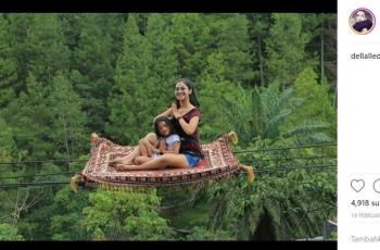 Gaya liburan Della Perez, adik Julia Perez. (Instagram/@dellaled)