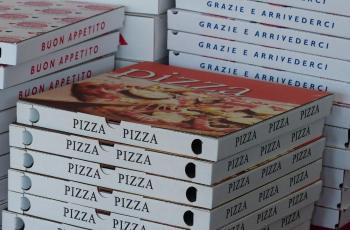 Bikin Makanan Berantakan, Pengantar Pizza Dapat Hukuman Kocak
