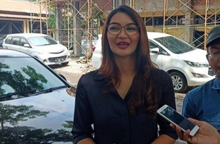 Mantan finalis Puteri Indonesia 2016 Maulia Lestari memenuhi panggilan penyidik Subdit V Cyber Crime Ditreskrimsus Polda Jawa Timur, terkait kasus prostitusi online. (Suara.com/ Achmad Ali)