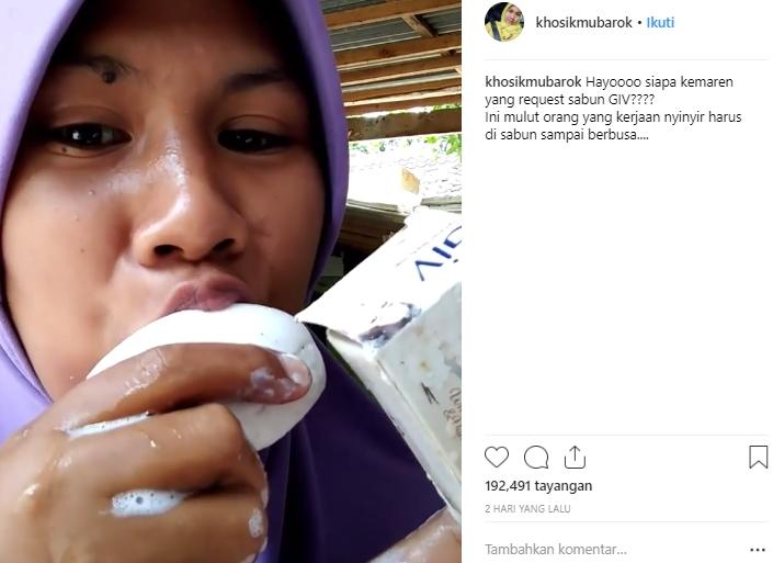 Viral, video wanita makan sabun mandi. (Instagram/@khosikmubarok)