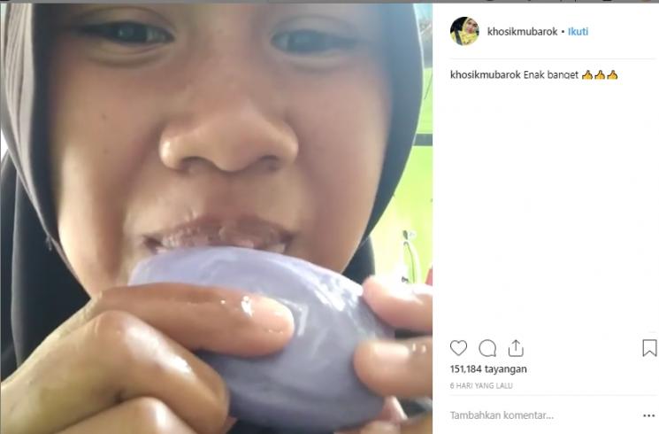 Viral, video wanita makan sabun mandi. (Instagram/@khosikmubarok)