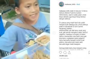 Anak kecil pedagang cilok. (Instagram/@makassar_iinfo)