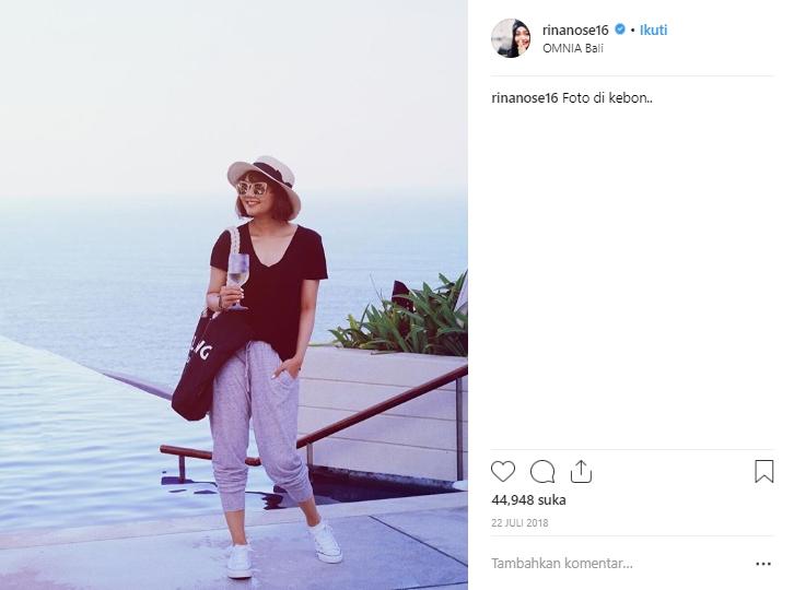 Gaya liburan Rina Nose. (Instagram/@rinanose16)