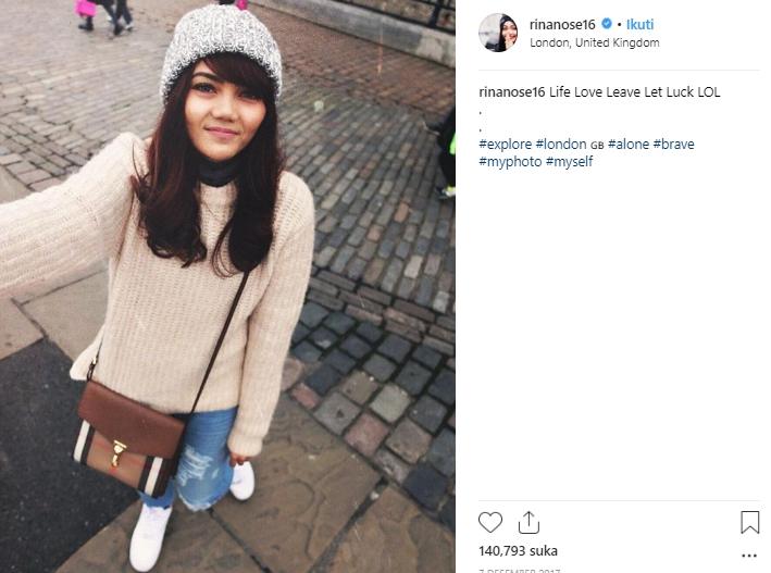 Gaya liburan Rina Nose. (Instagram/@rinanose16)