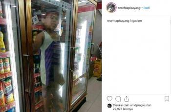 Diduga kepanasan, anak ini nekat masuk kulkas minimarket. (Instagram/@recehtapisayang)