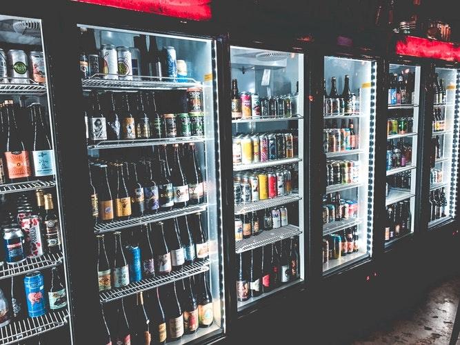 Ilustrasi kulkas minimarket. (Unsplash/Justin Sanchez)
