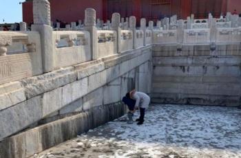 Biarkan anak kencing di lantai Forbidden City, Tindakan ibu ini tuai kecaman. (Weibo via Shanghaiist)