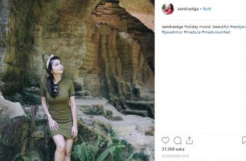 Gaya liburan Sandra Olga. (Instagram/@sandraolga)