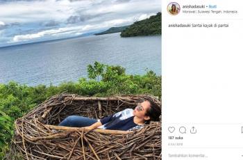 Gaya liburan Anisha Dasuki, moderator debat pilpres 2019 putaran kedua. (Instagram/@anishadasuki)