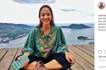 Gaya liburan Anisha Dasuki, moderator debat pilpres 2019 putaran kedua. (Instagram/@anishadasuki)