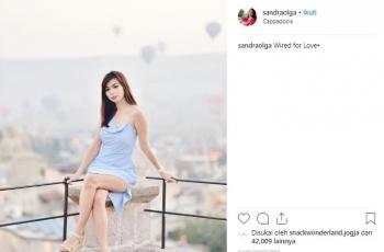 Gaya liburan Sandra Olga. (Instagram/@sandraolga)