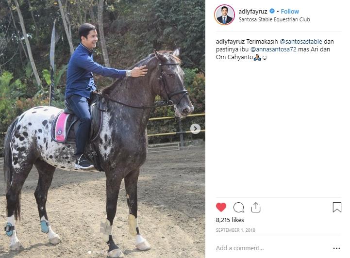 Gaya liburan Adly Fairuz, cucu Ma'aruf Amin. (Instagram/@adlyfayruz)