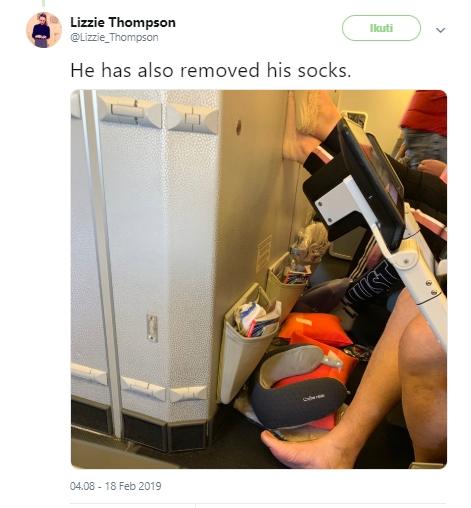 Bikin gagal paham, penumpang ini tiba-tiba lepas celana di pesawat. (Twitter/Lizzie_Thompson)