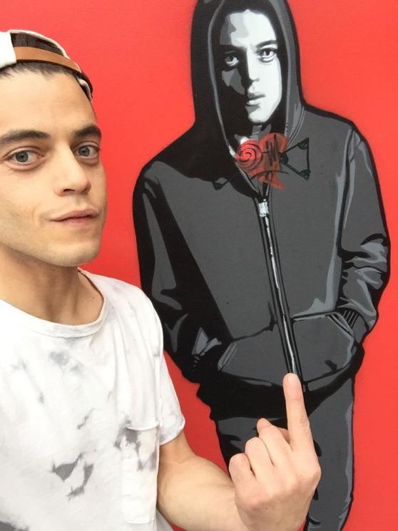 Gaya liburan Rami Malek. (Twitter/ItsRamiMalek)