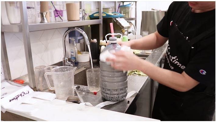 Challenge Minum 4 Liter Bubble Tea dari Galon (youtube.com/yingzge)