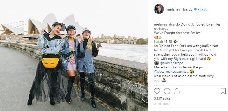 Gaya liburan Melaney Ricardo, sahabat Luna Maya. (Instagram/@melaney_ricardo)