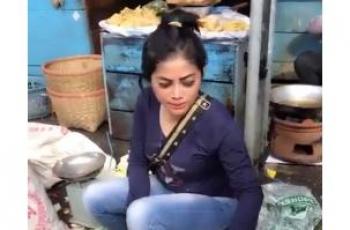 Viral penjual sayur cantik mirip Syahrini. (Youtube/Fajar Pratama Channel)