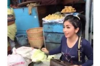 Viral penjual sayur cantik mirip Syahrini. (Youtube/Fajar Pratama Channel)