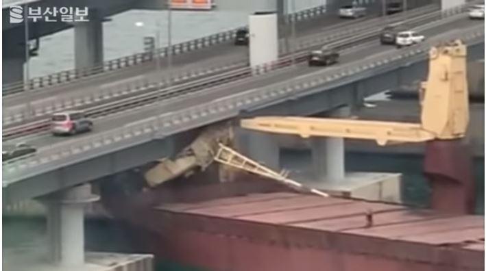 Mabuk, Kapal Ini Tabrak Jembatan (youtube.com/blacks vodkas)